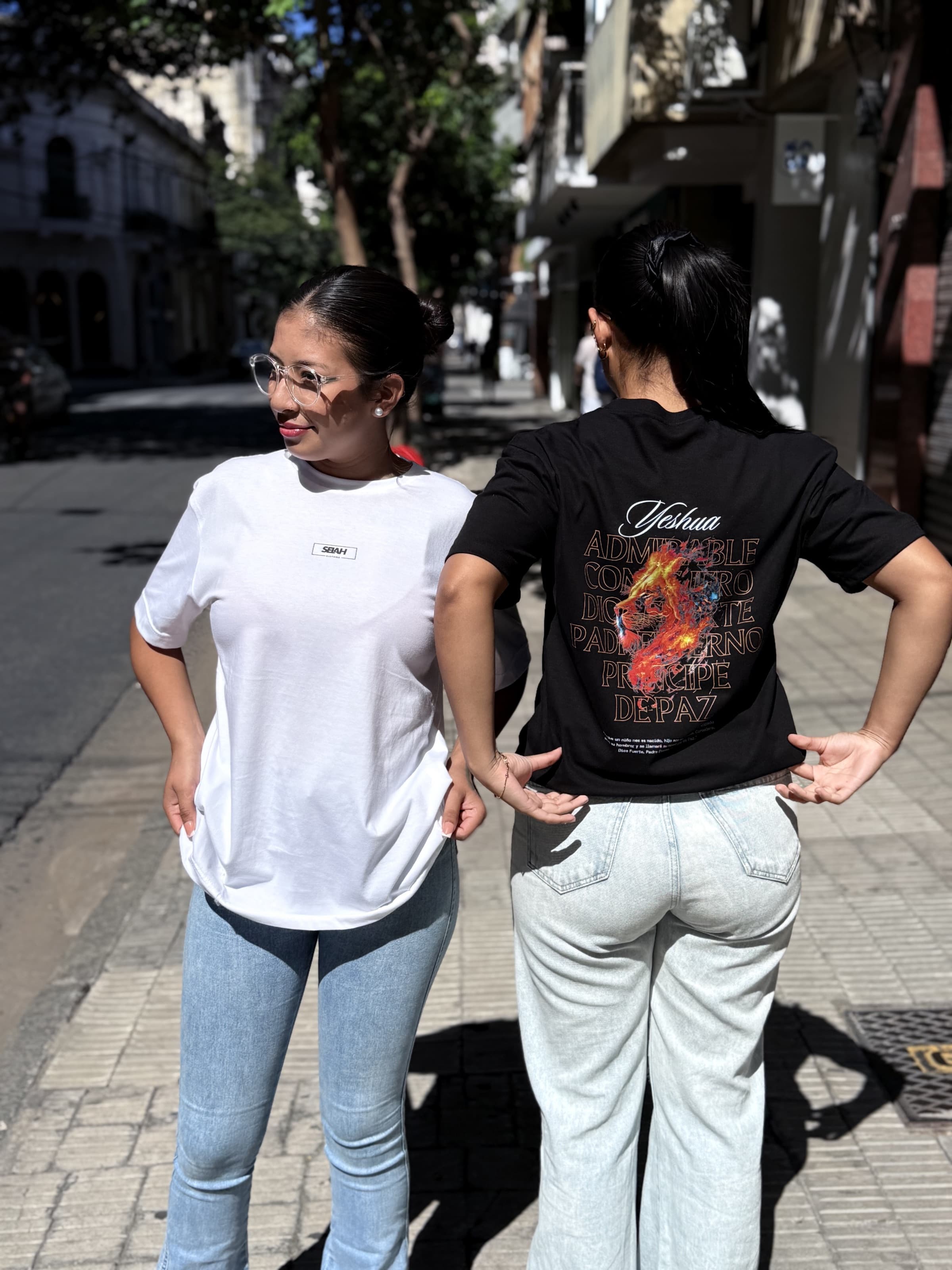 Modelos con Selah Clothing en la calle